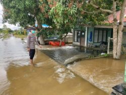 Antisipasi Banjir Yang Tak Kunjung Surut, Polsek Muara Ancalong Patroli Pantau Perkembangan Air