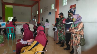 Bhabinkamtibmas Polsek Teluk Pandan Dampingi Penyaluran Bantuan Sosial Tunai (BST) Kementrian Sosial