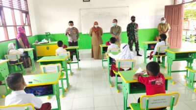 Kapolsek Teluk Pandan Bersama UPT Pendidikan Lakukan Monitoring Kesiapan Pembelajaran Tatap Muka Terbatas (PTMT)
