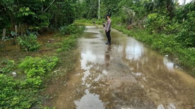 Personil Polsek Muara Wahau Lakukan Monitoring Desa Rawan Banjir