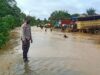 Jalan Poros Kecamatan Kaliorang Terendam Air Setinggi Lulut Orang Dewasa, Polsek Sangkulirang Terjunkan Personil Antisipasi Kemacetan