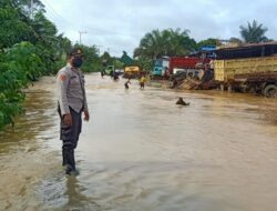 Jalan Poros Kecamatan Kaliorang Terendam Air Setinggi Lulut Orang Dewasa, Polsek Sangkulirang Terjunkan Personil Antisipasi Kemacetan