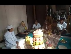 Bhabinkamtibmas Polsek Kaliorang Polres Kutim , selaku Ketua Lembaga adat Hindu Bali kec.kaubun, mengesahkan pernikahan warga secara Agama Hindu.