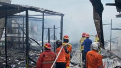 Tim Subdit Pammat Polda Kaltim Bantu Padamkan Kebakaran di Rumah Tahfiz Taajul Waqoor.