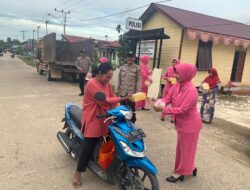 Personil Polsek Muara Bengkal Bersama Bhayangkari Ranting Muara Bengkal Bagi Bagi Takjil