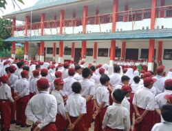 Jadi Irup Sekolah Dasar, KBO Satbinmas Polres Kutai Timur Tanamkan Disiplin Sejak Dini