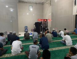 Kasat Binmas Polres Kutai Timur Ceramah dan Imam Sholat Tarawih di Masjid Abu Bakar As Sidiq.