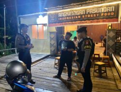 Personel Samapta Polres Kutai Timur Melaksanakan Patroli Sambang Kepada Masyarakat Di Wilayah Hukum Polres Kutai Timur.