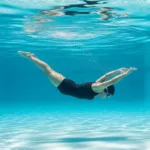 bentuk gerakan kaki pada renang gaya bebas adalah