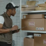 Petugas gudang memeriksa paket sebelum pengiriman sesuai prosedur operasional